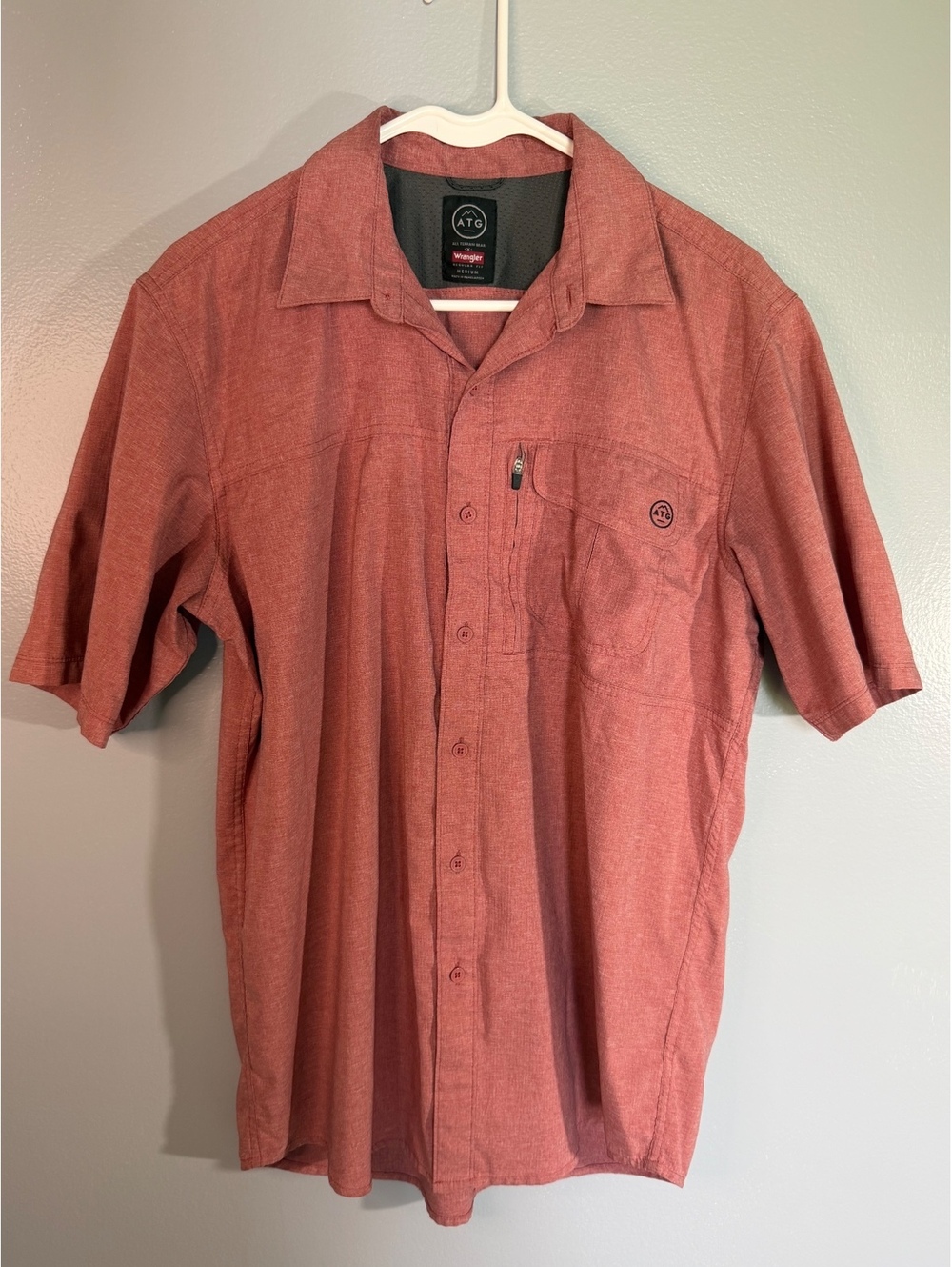 Wrangler ATG All Terrain Gear Medium Red Short Sleeve Button-Up Shirt